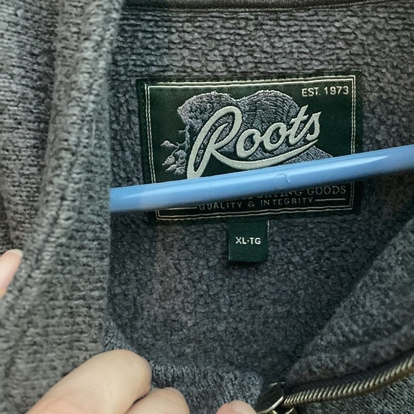 Roots grey polyester sweater with a bit of fuzziness. - Picture 4 of 8